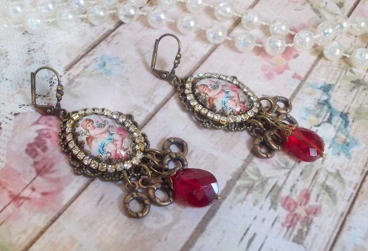 BO Petit Ange laget med forstørrende engel cabochons, krystaller, berlocker og glassperler