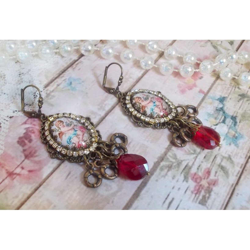 BO Petit Ange laget med forstørrende engel cabochons, krystaller, berlocker og glassperler