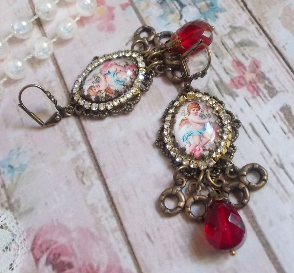 BO Petit Ange laget med forstørrende engel cabochons, krystaller, berlocker og glassperler