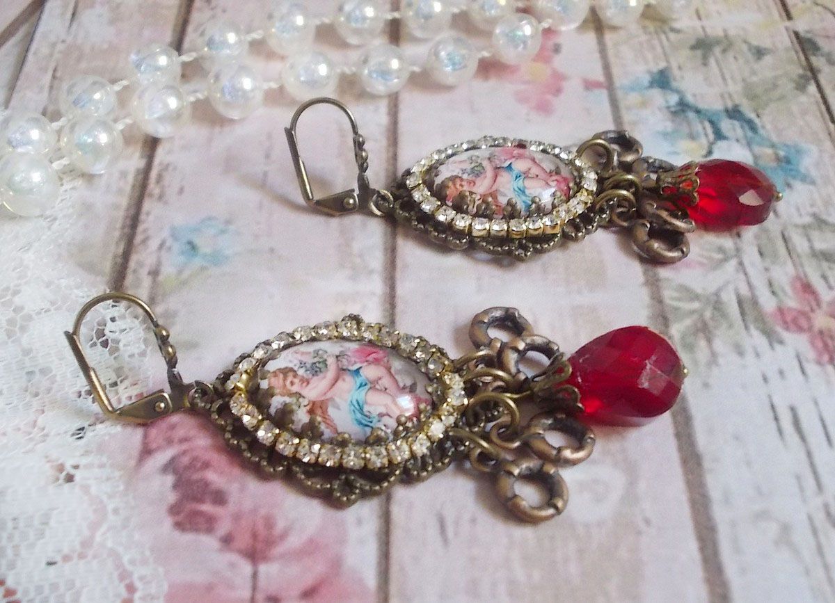 BO Petit Ange laget med forstørrende engel cabochons, krystaller, berlocker og glassperler