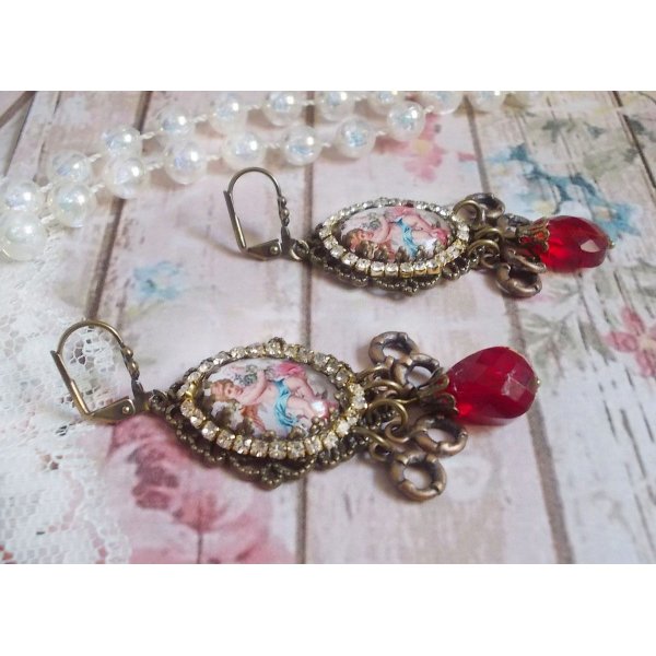 BO Petit Ange laget med forst&oslash;rrende engel cabochons, krystaller, berlocker og glassperler