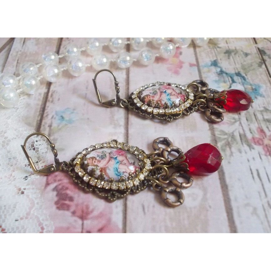 BO Petit Ange laget med forstørrende engel cabochons, krystaller, berlocker og glassperler