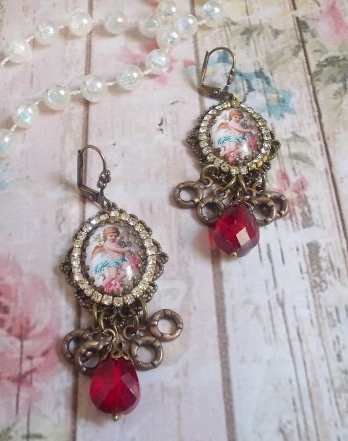 BO Petit Ange laget med forstørrende engel cabochons, krystaller, berlocker og glassperler
