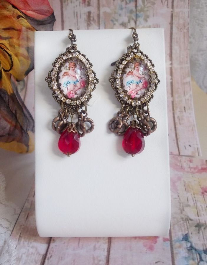 BO Petit Ange laget med forstørrende engel cabochons, krystaller, berlocker og glassperler