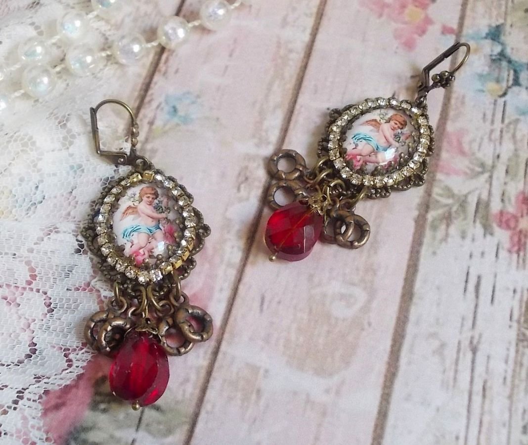 BO Petit Ange laget med forstørrende engel cabochons, krystaller, berlocker og glassperler