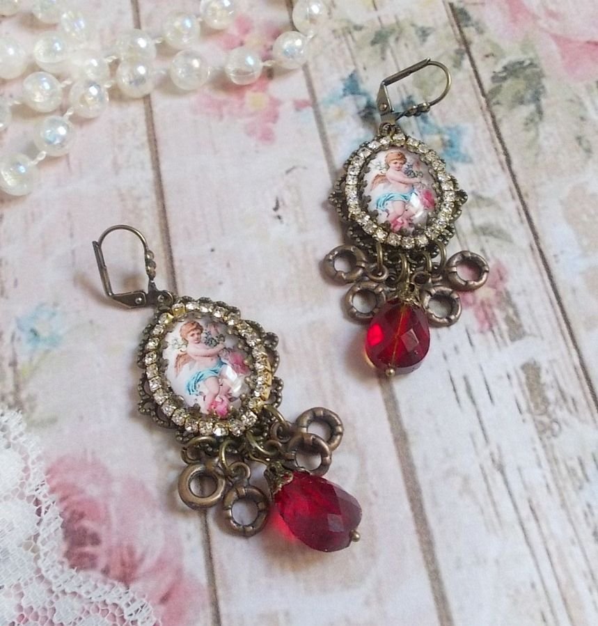 BO Petit Ange laget med forstørrende engel cabochons, krystaller, berlocker og glassperler