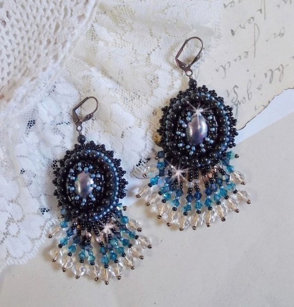 BO Angelot brodert med harpiks cabochons, Swarovski krystallperler og Toho fr&oslash;perler