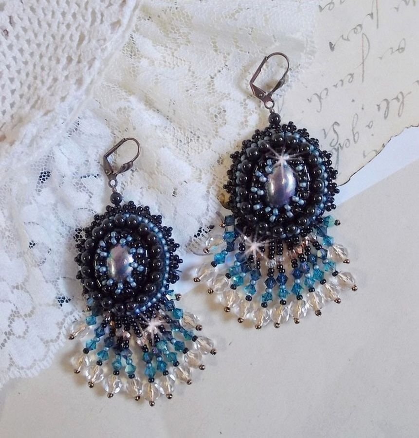 BO Angelot brodert med harpiks cabochons, Swarovski krystallperler og Toho frøperler