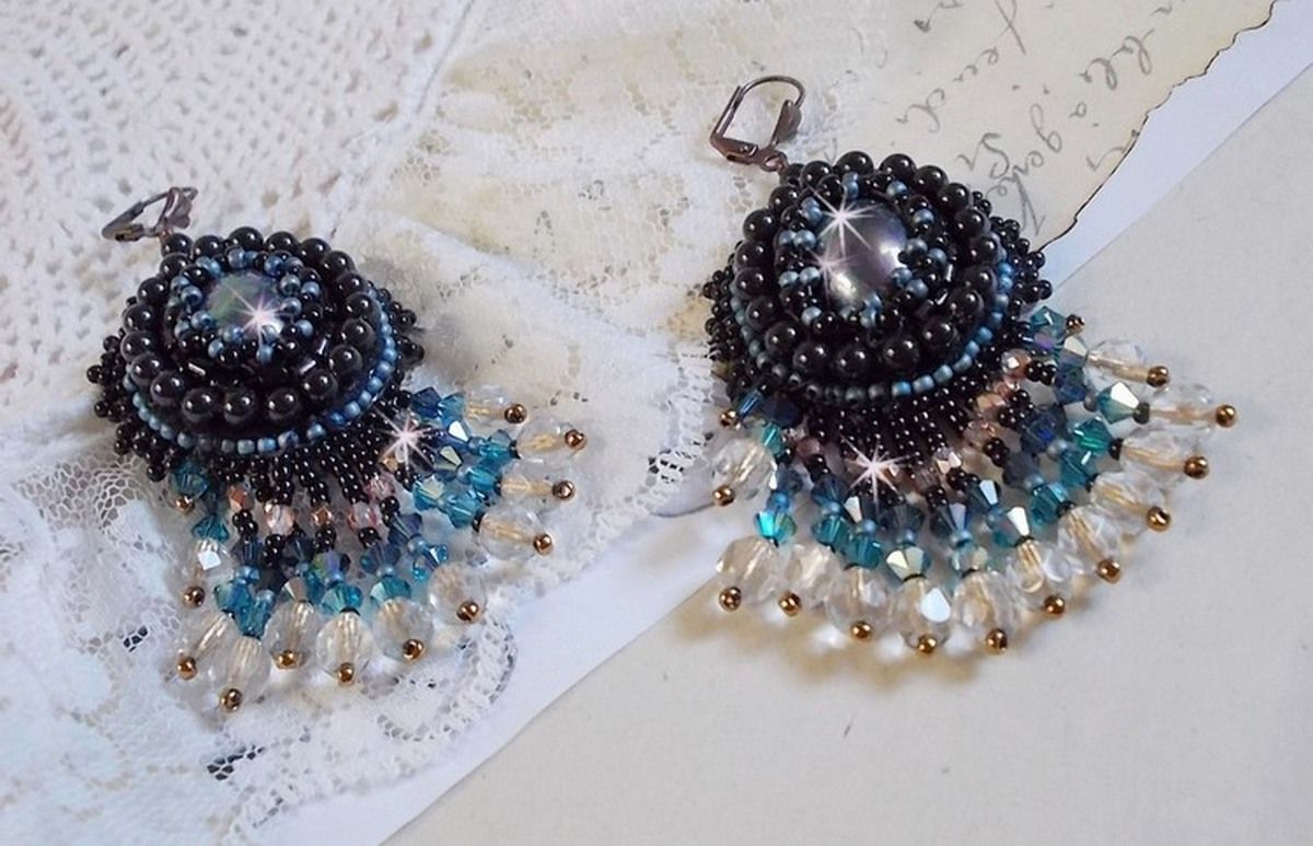 BO Angelot brodert med harpiks cabochons, Swarovski krystallperler og Toho frøperler