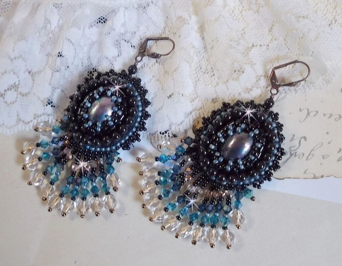 BO Angelot brodert med harpiks cabochons, Swarovski krystallperler og Toho frøperler
