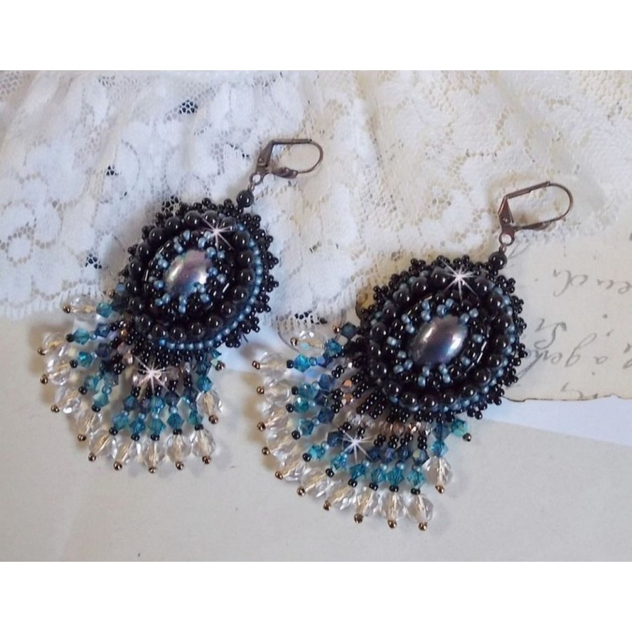 BO Angelot brodert med harpiks cabochons, Swarovski krystallperler og Toho frøperler