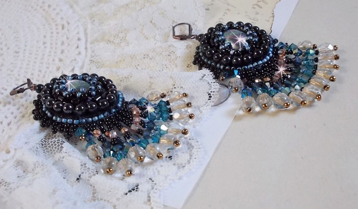 BO Angelot brodert med harpiks cabochons, Swarovski krystallperler og Toho frøperler