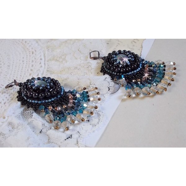 BO Angelot brodert med harpiks cabochons, Swarovski krystallperler og Toho frøperler