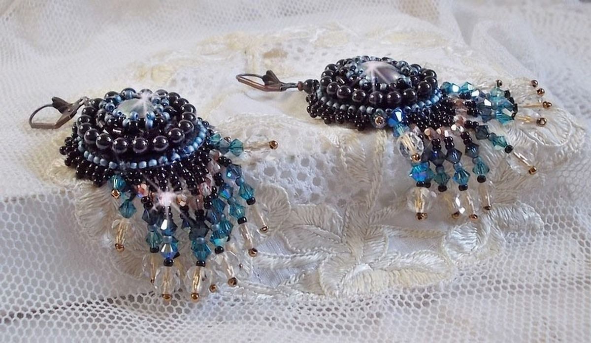 BO Angelot brodert med harpiks cabochons, Swarovski krystallperler og Toho frøperler