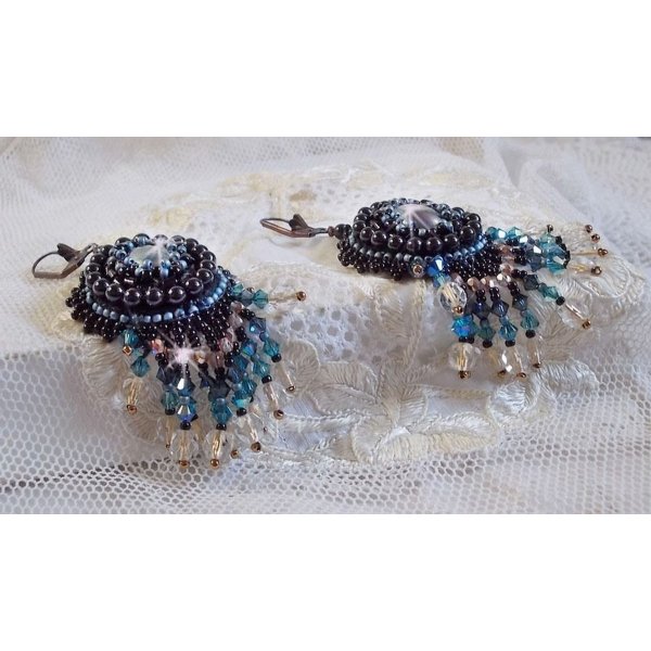 BO Angelot brodert med harpiks cabochons, Swarovski krystallperler og Toho frøperler