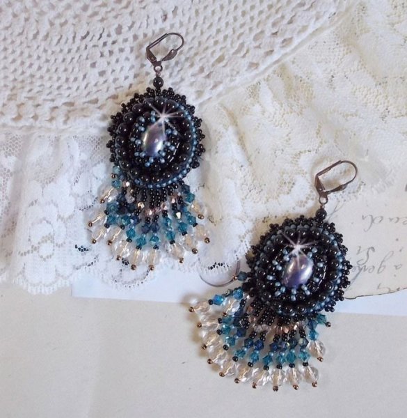 BO Angelot brodert med harpiks cabochons, Swarovski krystallperler og Toho fr&oslash;perler