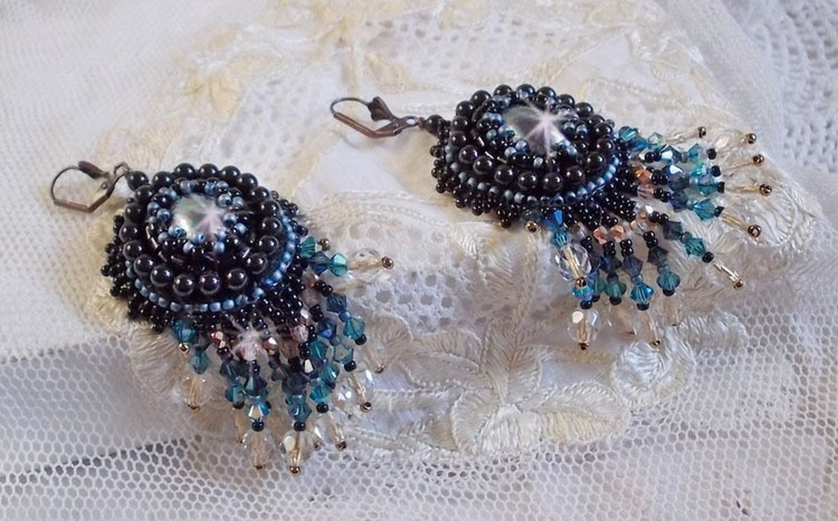 BO Angelot brodert med harpiks cabochons, Swarovski krystallperler og Toho frøperler