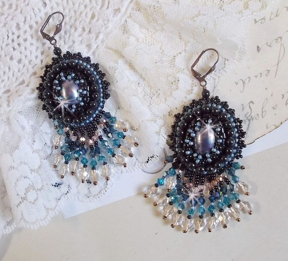BO Angelot brodert med harpiks cabochons, Swarovski krystallperler og Toho frøperler