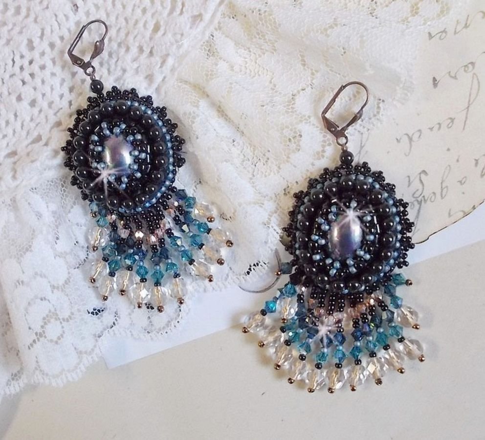 BO Angelot brodert med harpiks cabochons, Swarovski krystallperler og Toho frøperler