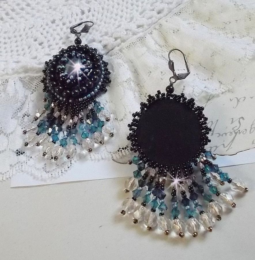 BO Angelot brodert med harpiks cabochons, Swarovski krystallperler og Toho frøperler