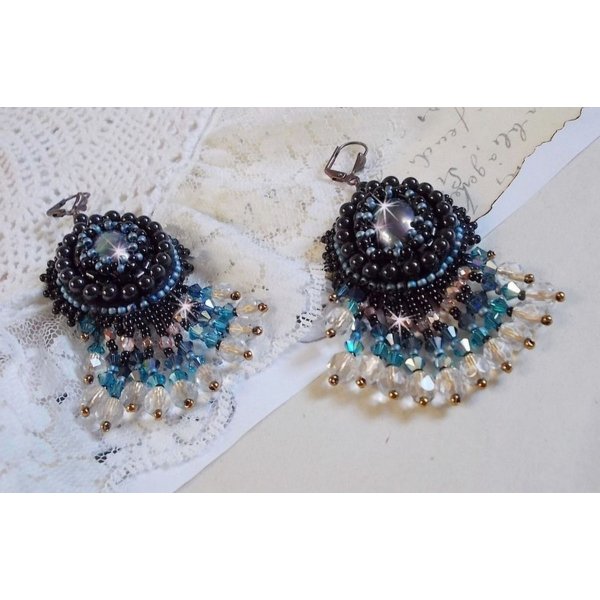 BO Angelot brodert med harpiks cabochons, Swarovski krystallperler og Toho frøperler