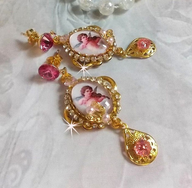 BO Musical Angels laget med PureCrystal cabochons, forst&oslash;rrelsesglass cabochons, stempler og Pink Zirconiums, 