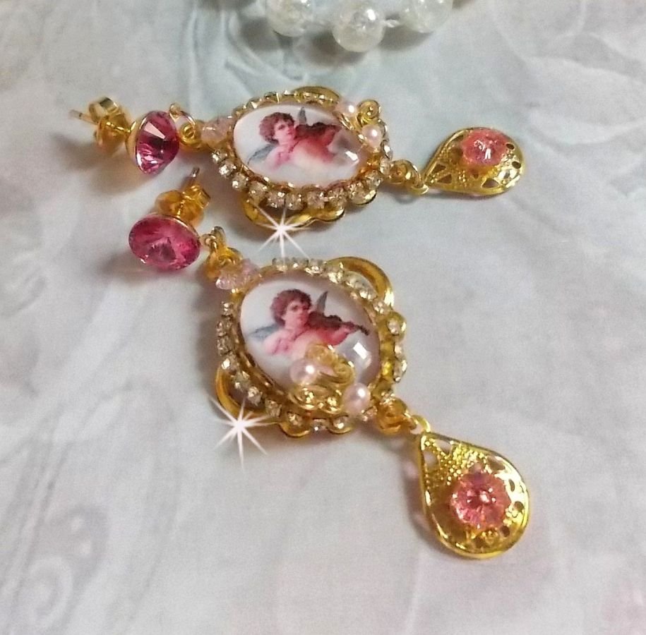 BO Musical Angels laget med PureCrystal cabochons, forstørrelsesglass cabochons, stempler og Pink Zirconiums, 