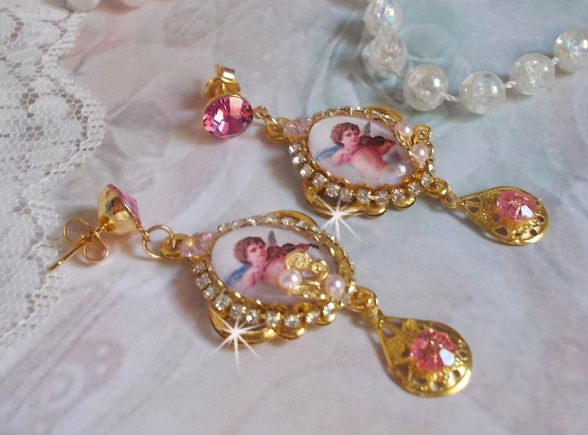 BO Musical Angels laget med PureCrystal cabochons, forstørrelsesglass cabochons, stempler og Pink Zirconiums, 