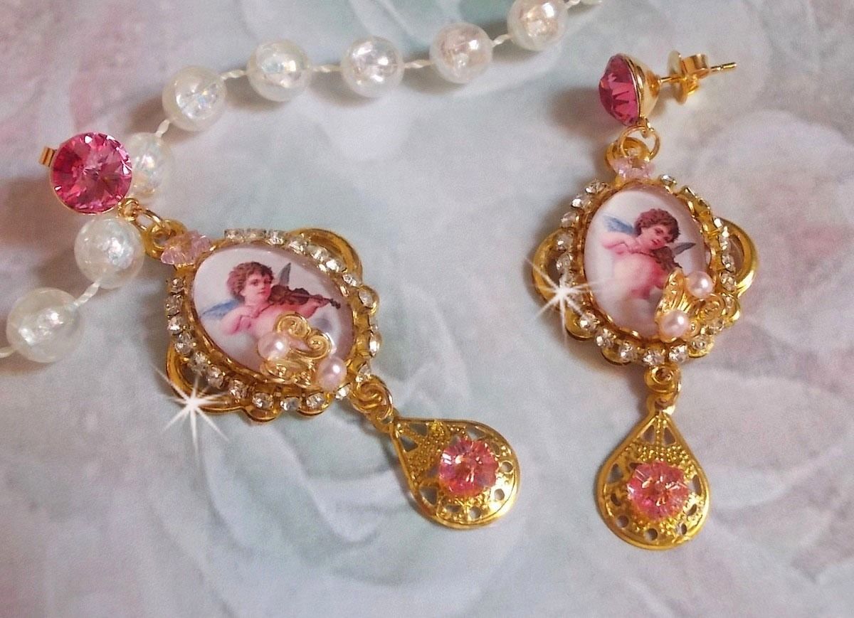 BO Musical Angels laget med PureCrystal cabochons, forstørrelsesglass cabochons, stempler og Pink Zirconiums, 
