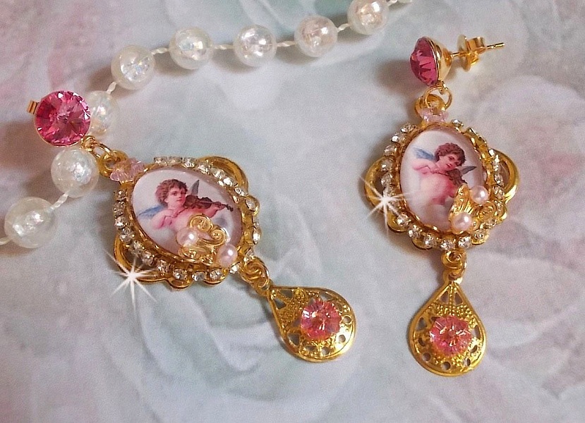BO Musical Angels laget med PureCrystal cabochons, forst&oslash;rrelsesglass cabochons, stempler og Pink Zirconiums, 