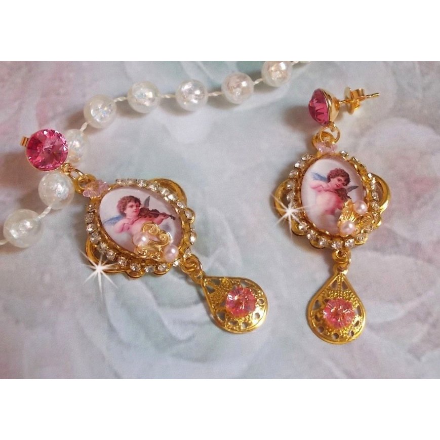 BO Musical Angels laget med PureCrystal cabochons, forstørrelsesglass cabochons, stempler og Pink Zirconiums, 