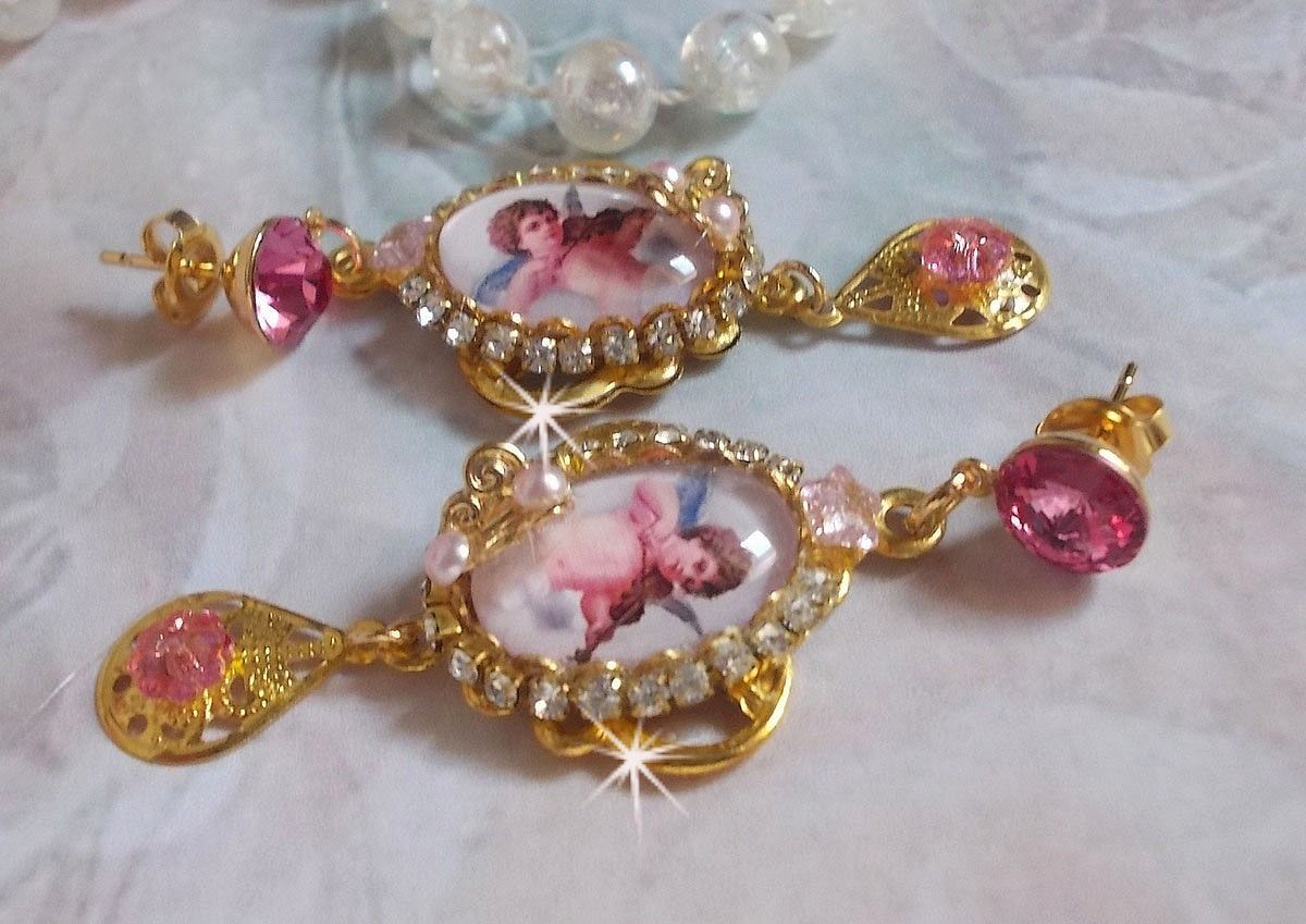 BO Musical Angels laget med PureCrystal cabochons, forstørrelsesglass cabochons, stempler og Pink Zirconiums, 
