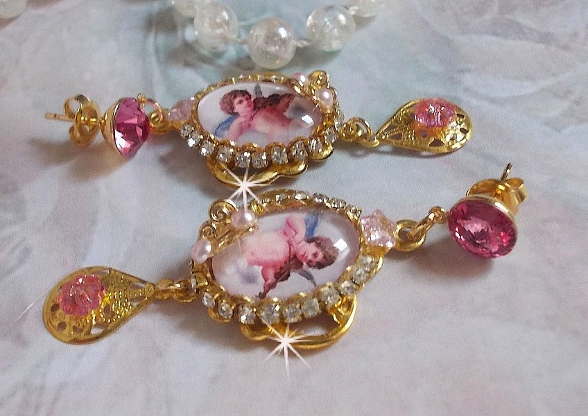 BO Musical Angels laget med PureCrystal cabochons, forst&oslash;rrelsesglass cabochons, stempler og Pink Zirconiums, 