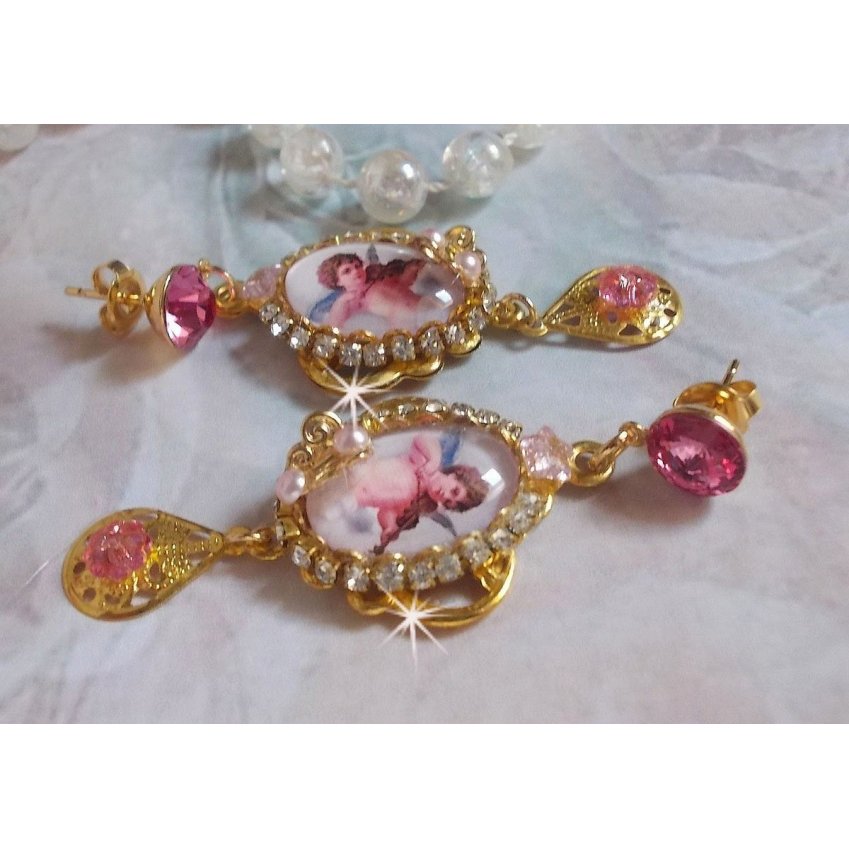 BO Musical Angels laget med PureCrystal cabochons, forstørrelsesglass cabochons, stempler og Pink Zirconiums, 