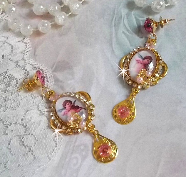 BO Musical Angels laget med PureCrystal cabochons, forst&oslash;rrelsesglass cabochons, stempler og Pink Zirconiums, 