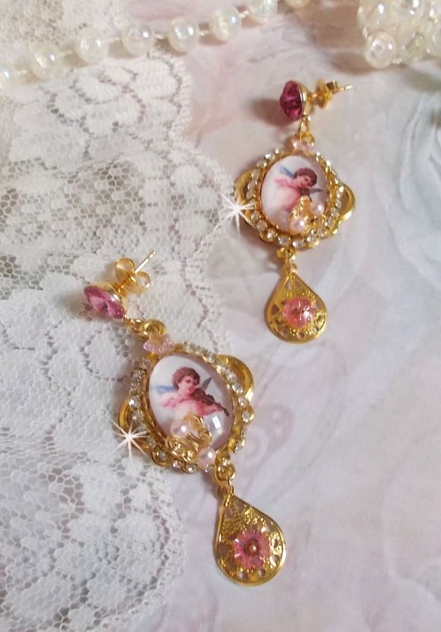 BO Musical Angels laget med PureCrystal cabochons, forstørrelsesglass cabochons, stempler og Pink Zirconiums, 
