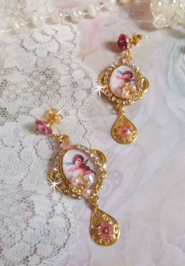 BO Musical Angels laget med PureCrystal cabochons, forstørrelsesglass cabochons, stempler og Pink Zirconiums, 