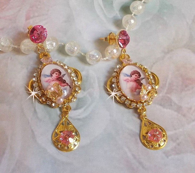 BO Musical Angels laget med PureCrystal cabochons, forst&oslash;rrelsesglass cabochons, stempler og Pink Zirconiums, 