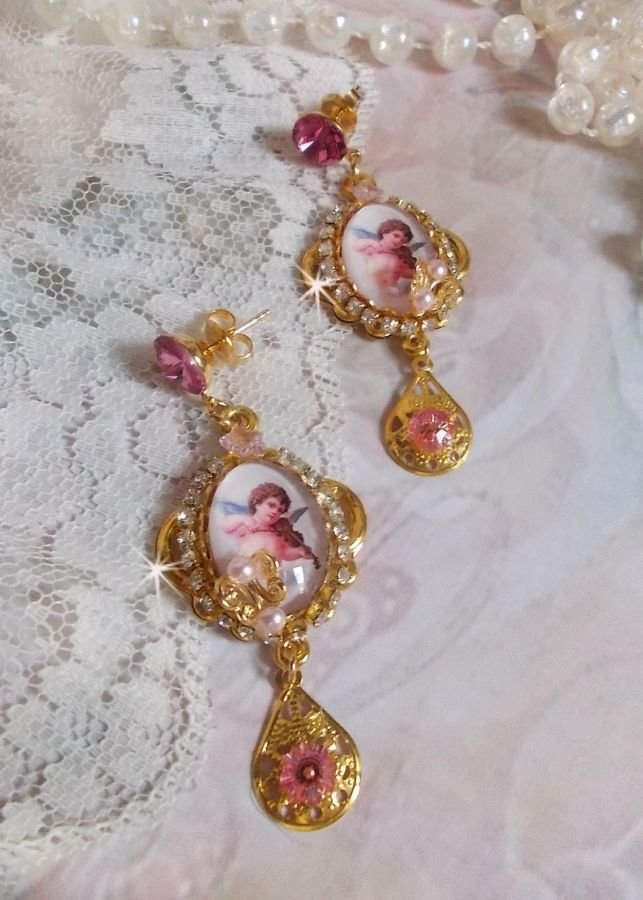 BO Musical Angels laget med PureCrystal cabochons, forstørrelsesglass cabochons, stempler og Pink Zirconiums, 