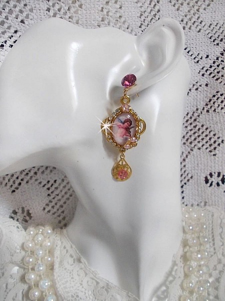 BO Musical Angels laget med PureCrystal cabochons, forst&oslash;rrelsesglass cabochons, stempler og Pink Zirconiums, 