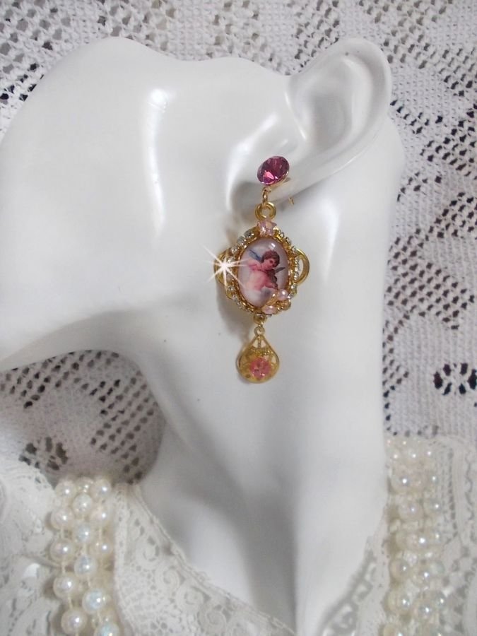 BO Musical Angels laget med PureCrystal cabochons, forstørrelsesglass cabochons, stempler og Pink Zirconiums, 