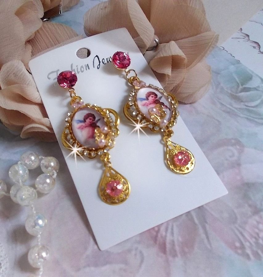 BO Musical Angels laget med PureCrystal cabochons, forstørrelsesglass cabochons, stempler og Pink Zirconiums, 