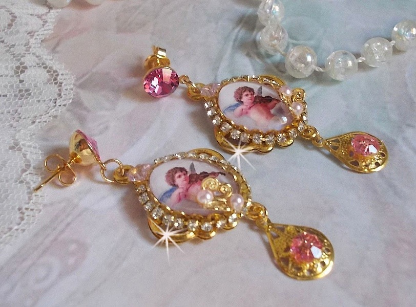 BO Musical Angels laget med PureCrystal cabochons, forst&oslash;rrelsesglass cabochons, stempler og Pink Zirconiums, 