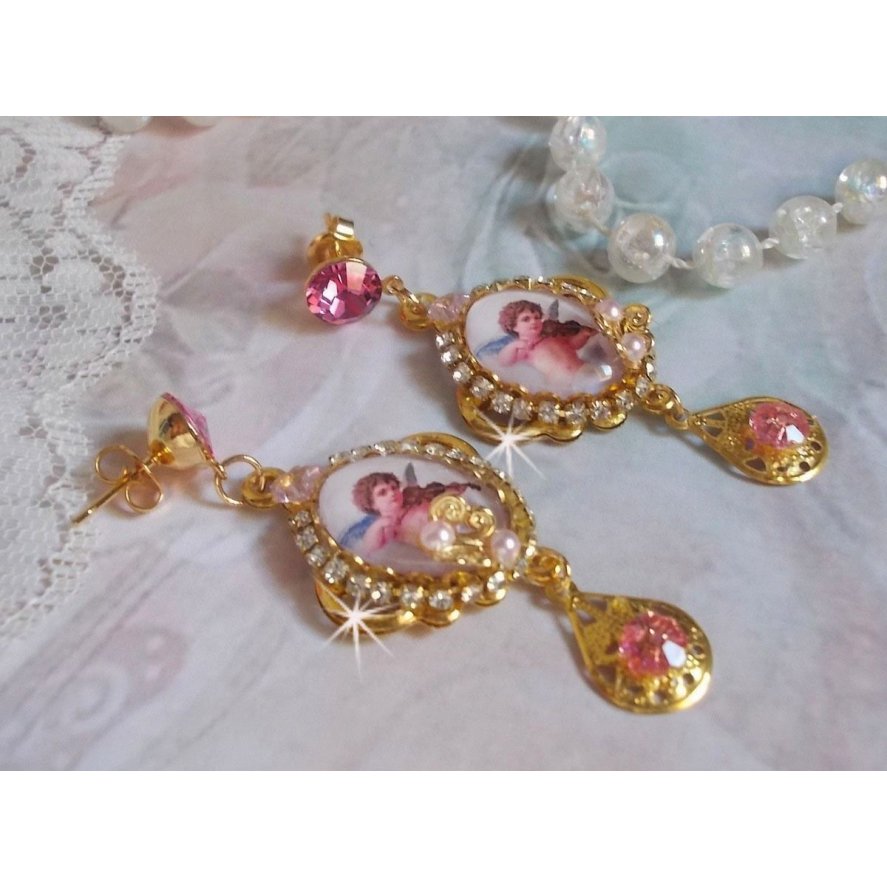 BO Musical Angels laget med PureCrystal cabochons, forstørrelsesglass cabochons, stempler og Pink Zirconiums, 
