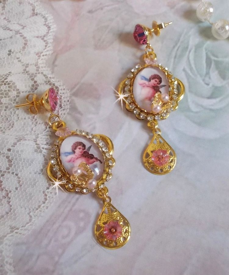 BO Musical Angels laget med PureCrystal cabochons, forstørrelsesglass cabochons, stempler og Pink Zirconiums, 