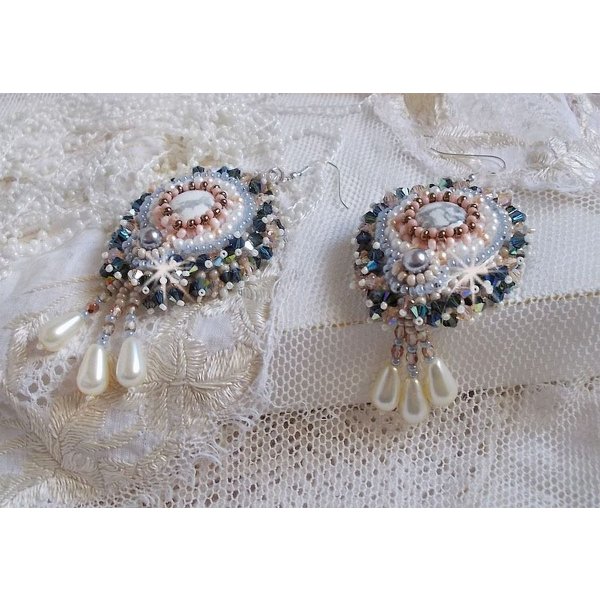 BO Angelique Marquise des Anges Haute-Couture brodert med edelstener (hvite Howlite cabochons), Swarovski-krystaller og rocailles