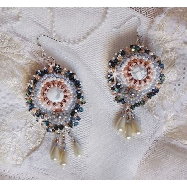 BO Angelique Marquise des Anges Haute-Couture brodert med edelstener (hvite Howlite cabochons), Swarovski-krystaller og rocailles