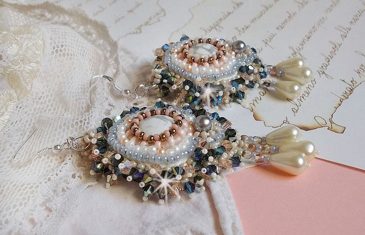 BO Angelique Marquise des Anges Haute-Couture brodert med edelstener (hvite Howlite cabochons), Swarovski-krystaller og rocailles