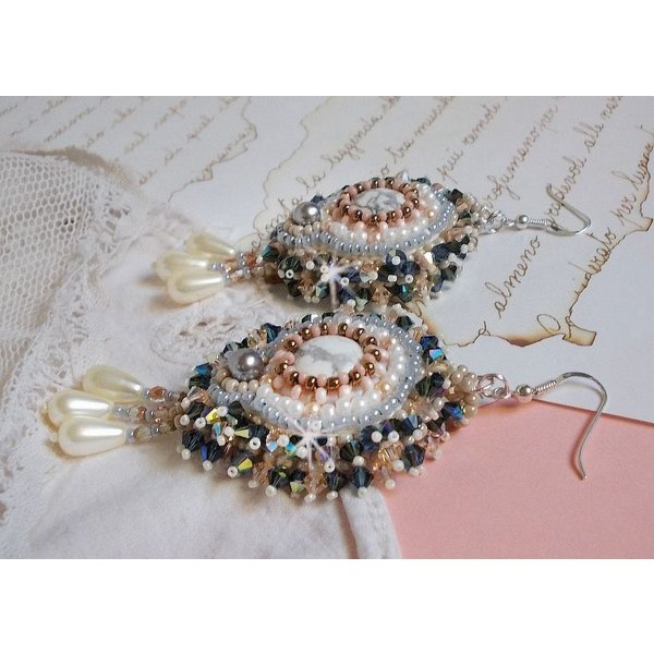 BO Angelique Marquise des Anges Haute-Couture brodert med edelstener (hvite Howlite cabochons), Swarovski-krystaller og rocailles