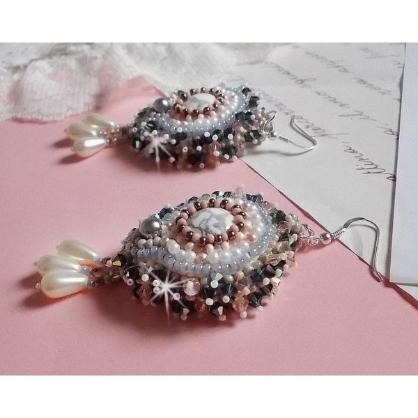 BO Angelique Marquise des Anges Haute-Couture brodert med edelstener (hvite Howlite cabochons), Swarovski-krystaller og rocailles